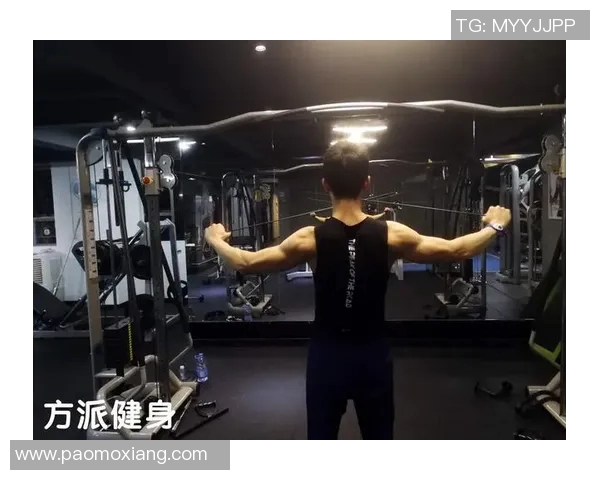龙门架绳索后踢指南：三维刺激臀大肌的器械使用法则
